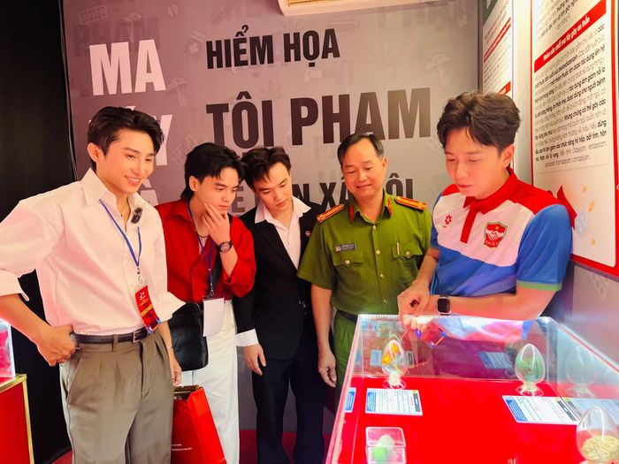 Nhiều nghệ sĩ, người nổi tiếng tham gia Câu lạc bộ tình nguyện Vì bình yên thành phố (P.A.S.T).