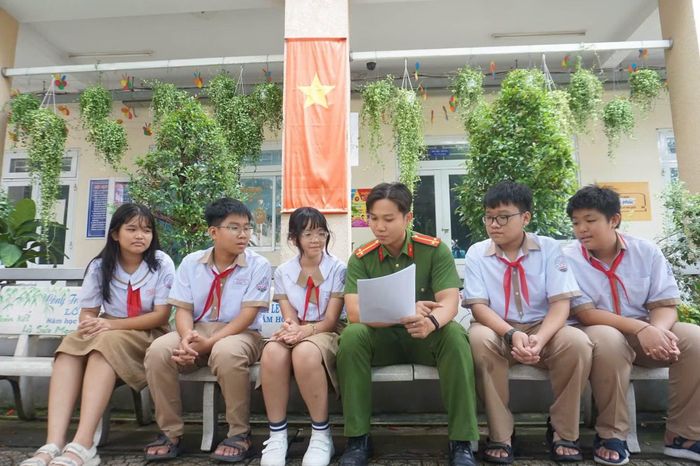 Công an các xã, phường tăng cường tuyên truyền cho học sinh cảnh giác với ma tuý trà trộn vào đồ ăn, thức uống.
