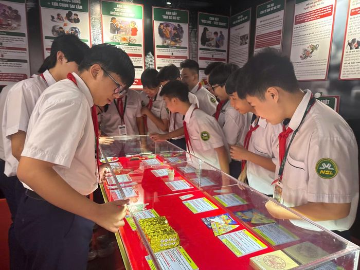 Các em học sinh Trường tiểu học Nguyễn Thanh Tuyền chăm chú theo dõi trưng bày của mô hình “Điểm giáo dục phòng, chống ma túy”.