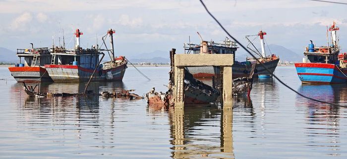 Hiện trường vụ cháy 2 tàu cá của ngư dân ở phường Thuận An (TP Huế) thiệt hại tiền tỷ.