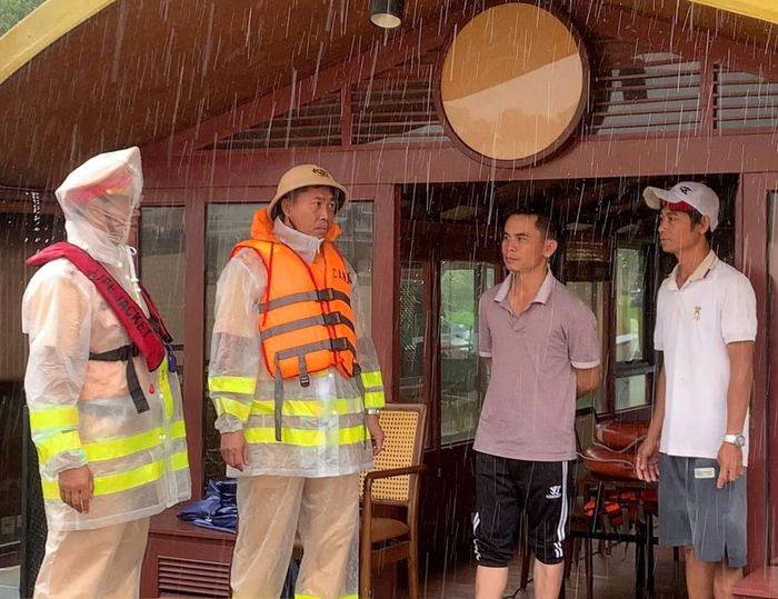 Cảnh sát đường thủy tuyên truyền các chủ thuyền rồng trên sông Hương đảm bảo ATGT trong mùa mưa lũ.
