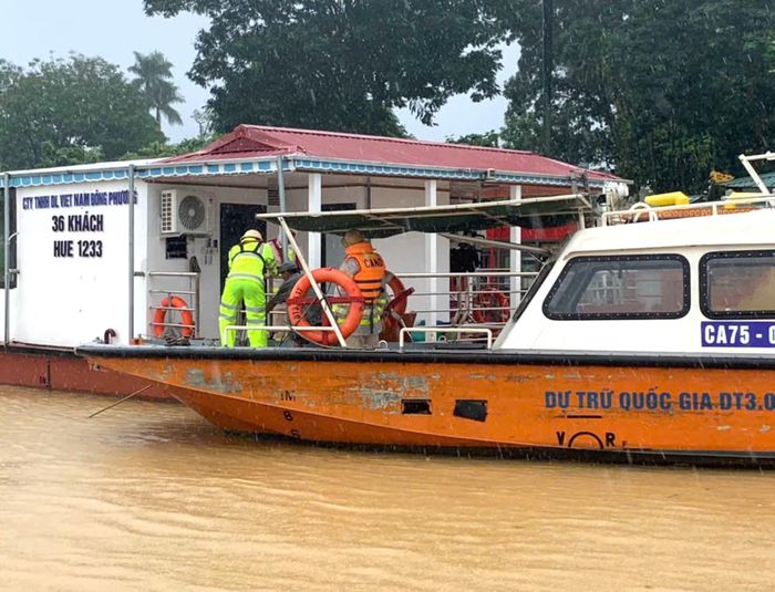 Kiểm tra các phương tiện neo đậu trên sông Hương đảm bảo an toàn trong mùa mưa lũ.