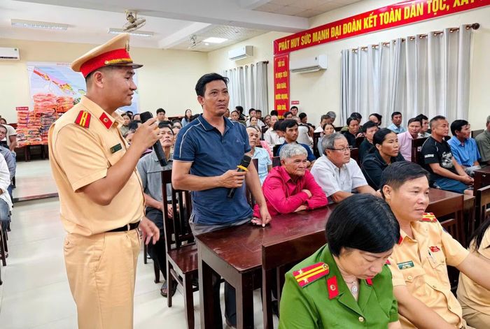 Cán bộ CSGT tuyên truyền pháp luật về trật tự ATGT đường thủy cho ngư dân.