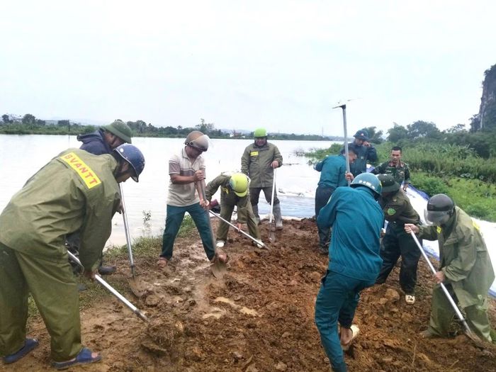 Công an xã Tống Sơn cùng lực lượng tại chỗ vá đê Kênh 2 bị vỡ.