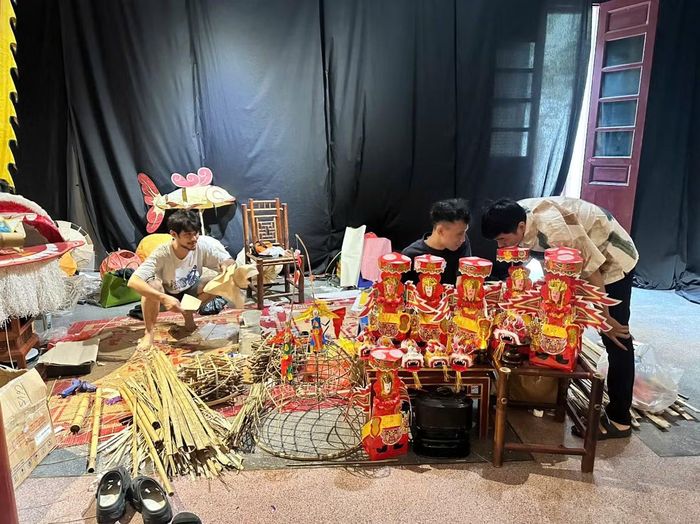 Du khách tham gia trải nghiệm làm đèn trung thu với nhóm Của Nả.