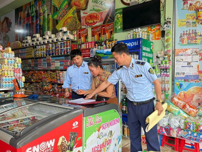 Cơ sở sản xuất, kinh doanh ký cam kết không tham gia vận chuyển, tàng trữ, buôn bán hàng giả, hàng lậu, hàng cấm và hàng hóa không rõ nguồn gốc, xuất xứ.