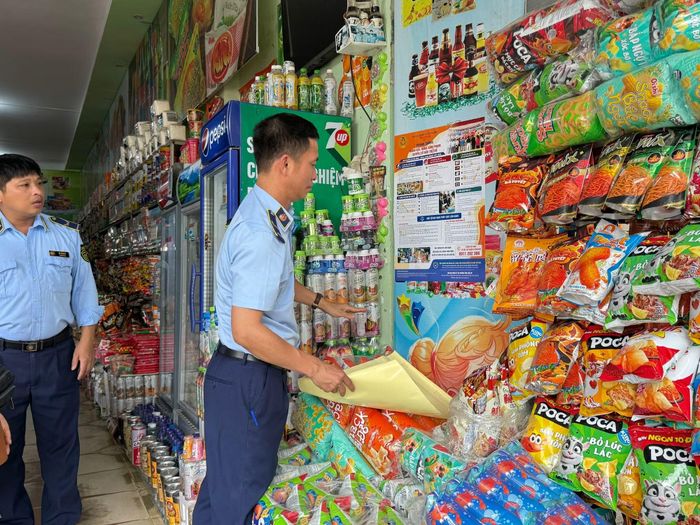 Pa-nô tuyên truyền được dán tại các cơ sở sản xuất, kinh doanh nhằm nâng cao ý thức chấp hành pháp luật.