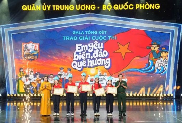 Đại tướng Phan Văn Giang, Bộ trưởng Bộ Quốc phòng và Phó Chủ tịch Quốc hội Nguyễn Thị Thanh trao giải Nhất cuộc thi Em yêu biển đảo quê hương năm học 2025-2026 cho đội Bạch Long Vỹ. 