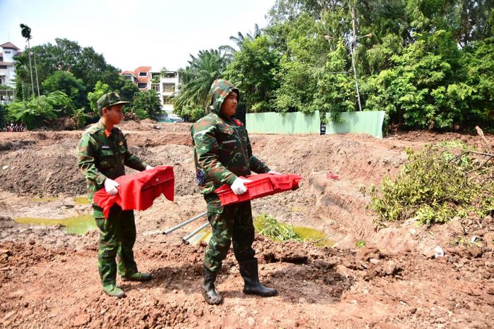 Các cán bộ chiến sĩ với những bộ hài cốt liệt sĩ mới tìm được.