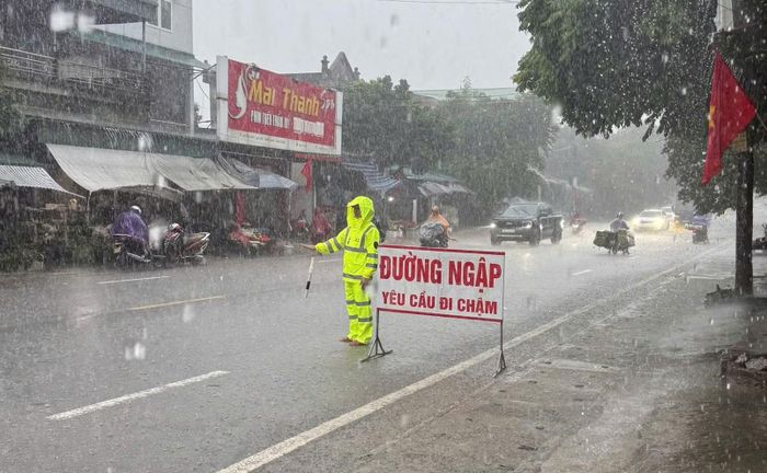 CBCS Cảnh sát giao thông tăng cường kiểm soát trên các tuyến, địa bàn trọng điểm bị ngập.