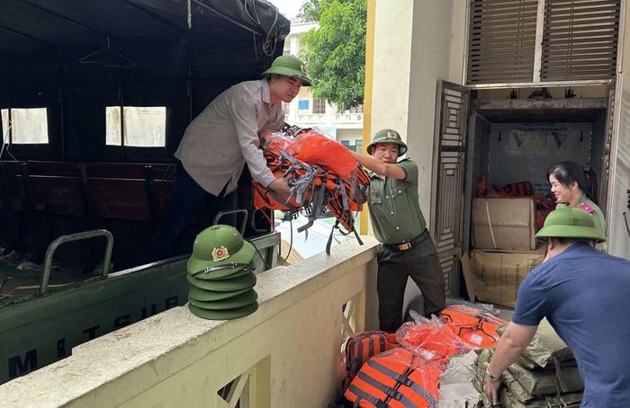 Công an tỉnh tăng cường lực lượng, phương tiện, tổ chức nắm chắc tình hình, bảo đảm an ninh, trật tự, an toàn giao thông, góp phần hạn chế thấp nhất thiệt hại do thiên tai gây ra.