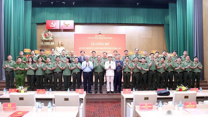 Thứ trưởng Phạm Thế Tùng và các đại biểu.