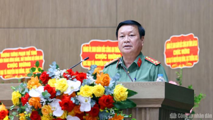 Đại diện lãnh đạo Cục Tổ chức cán bộ công bố Quyết định của Bộ trưởng Bộ Công an về việc điều động và bổ nhiệm Đại tá Nguyễn Đại Đồng.