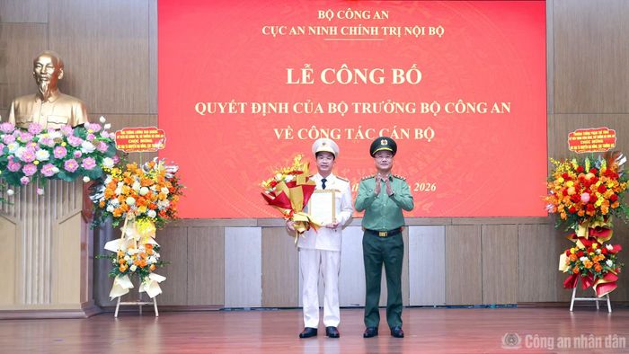 Thứ trưởng Phạm Thế Tùng trao Quyết định của Bộ trưởng Bộ Công an và tặng hoa chúc mừng Đại tá Nguyễn Đại Đồng.