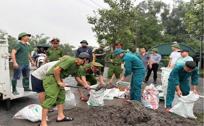 Công an xã phối hợp các lực lượng tham gia hỗ trợ vận chuyển vật tư, gia cố phòng, chống úng ngập.