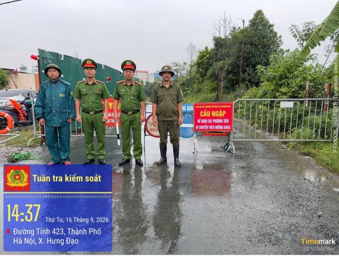Công an xã Hưng Đạo phân luồng giao thông tại khu vực cầu 72