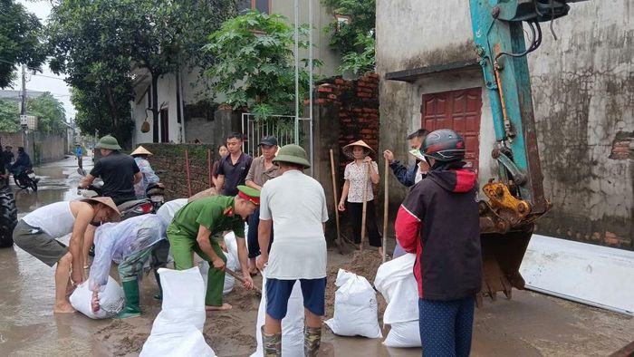 Hình ảnh xúc động của cán bộ, chiến sĩ Công an Thủ đô giúp dân.