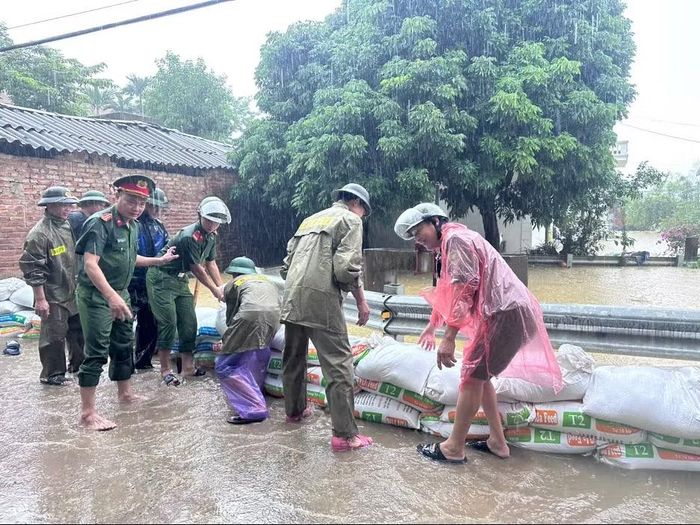 CBCS Công an xã Hòa Phú phối hợp với các lực lượng cùng nhân dân chống ngập lụt.