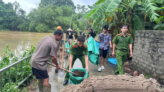 Lực lượng Công an xã Hồng Sơn cùng nhân dân phòng chống ngập, úng.