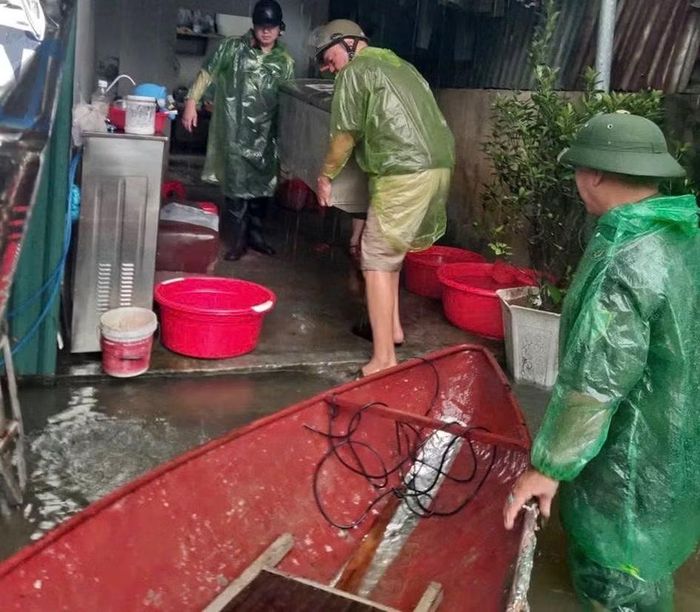 CBCS Công an phường Sơn Tây giúp người dân chuyển tài sản.