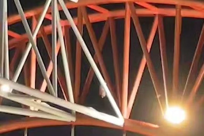 Đến 18h30, dù trời mưa gió nhưng thanh niên vẫn ở trên vòm cầu...