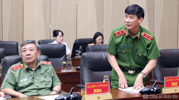 Các đại biểu thảo luận tại hội nghị.