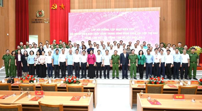  Phó Thủ tướng Lê Tiến Châu và các đại biểu tại buổi làm việc. 