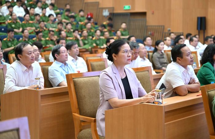 Tại buổi làm việc, các đại biểu xem phim tư liệu giới thiệu về Trung tâm Dữ liệu quốc gia, với chủ đề: “Kiến tạo nền tảng - dẫn lối quốc gia số”.