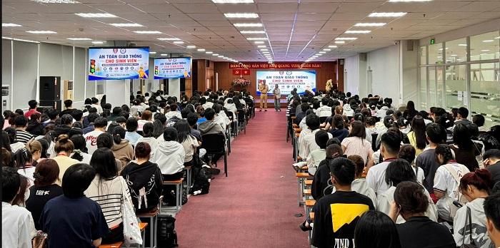 Cán bộ Đội Cảnh sát giao thông Bàn Cờ tuyên truyền, hướng dẫn kỹ năng tham gia giao thông an toàn cho sinh viên Trường Cao đẳng Kinh tế Thành phố Hồ Chí Minh.