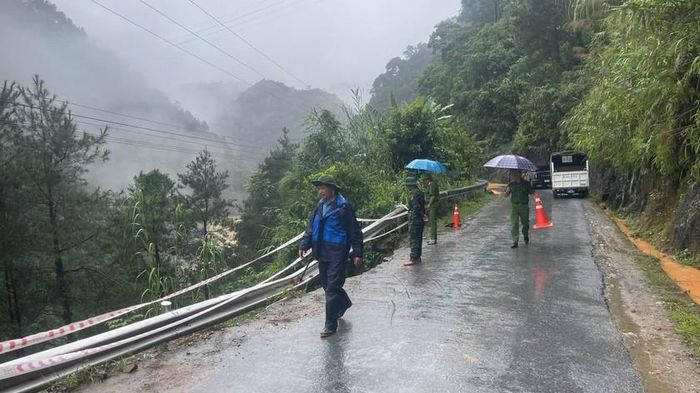 Thường xuyên tuần tra, kịp thời phát hiện và cảnh báo tại các điểm sạt lở trên các tuyến đường ở vùng cao, trong khi mưa bão xảy ra. Ảnh: Truyền thông xã Hạnh Phúc