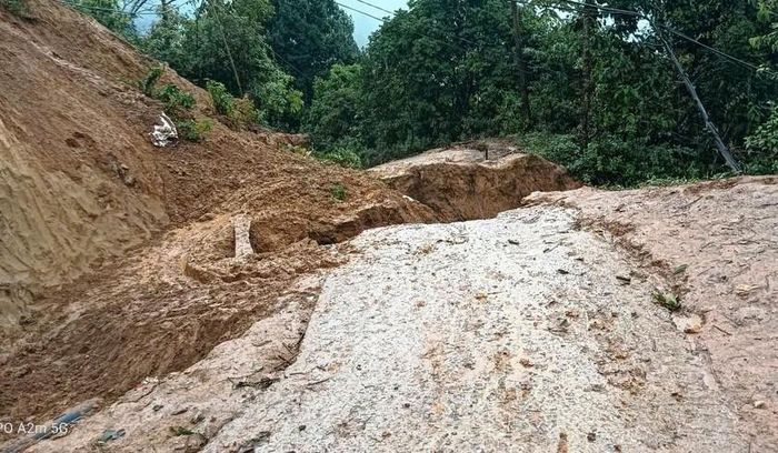 Mưa lớn kéo dài làm sạt lở đường giao thông ở xã Hạnh Phúc. Ảnh: Truyền thông xã Hạnh Phúc