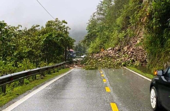 Do ảnh hưởng của mưa kéo dài, quốc lộ 32 đoạn qua đèo Khau Phạ cũng bị sạt lở. Ảnh: TL