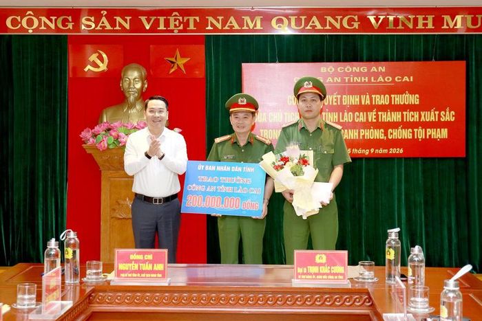 Phó Bí thư Tỉnh ủy, Chủ tịch Ủy ban nhân dân tỉnh Lào Cai Nguyễn Tuấn Anh trao thưởng nóng cho Chuyên án đấu tranh phòng chống tội phạm.