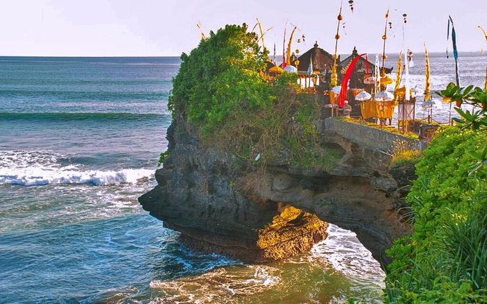 Bali (Indonesia) đặc biệt nhờ sự kết hợp độc đáo giữa văn hóa tâm linh Hindu giáo lâu đời, với cảnh quan thiên nhiên kỳ vĩ và nhịp sống nghệ thuật đặc sắc. Trong ảnh là Tanah Lot - một trong những ngôi đền có lịch sử lâu đời và nổi tiếng huyền bí hàng đầu tại Bali. Ảnh: Kimkim.com