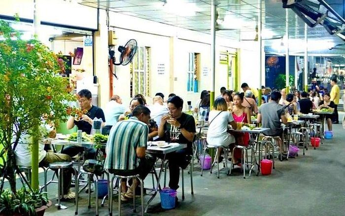 Thực khách thưởng thức món bánh xèo nổi tiếng tại 46A Đinh Công Tráng (phường Tân Định, Thành phố Hồ Chí Minh) - nhà hàng được Michelin Guide vinh danh ở hạng mục Bib Gourmand. Ảnh: vietravel