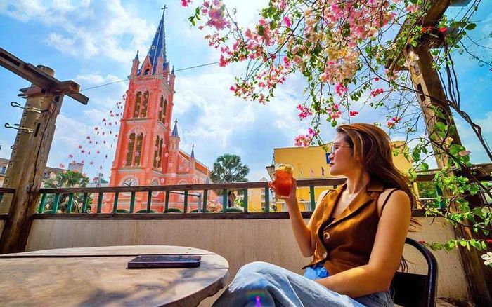 Một quán cafe nhìn ra nhà thờ Tân Định ở phường Tân Định, Thành phố Hồ Chí Minh - thiên đường cho các nhiếp ảnh gia, với mặt tiền màu hồng và kiến trúc ấn tượng. Ảnh: Gtrip