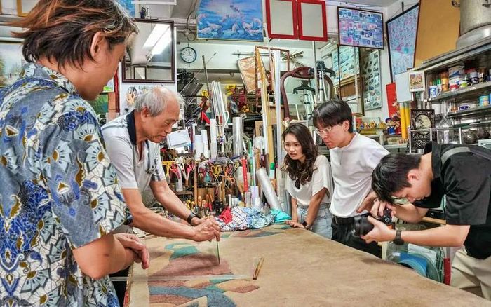 Khách du lịch Gen Z và Gen Y tham gia tour khám phá di sản nghề thủ công tại Jalan Besar, Singapore. Ảnh: pelago