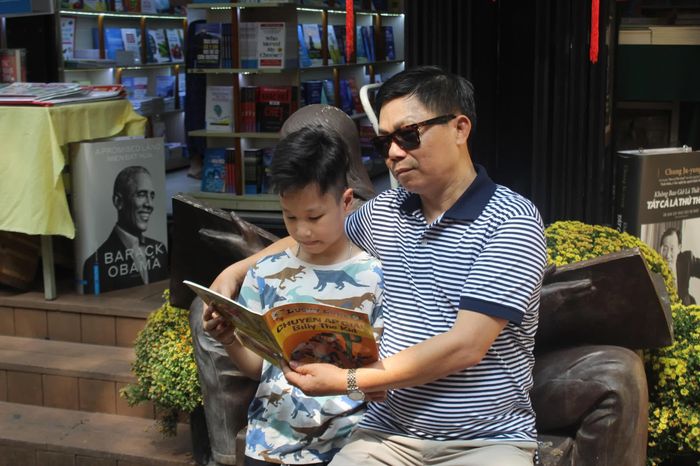 Từ chỗ coi chăm sóc trẻ là trách nhiệm chủ yếu của người mẹ, ngày càng có nhiều người cha, người chăm sóc và các lực lượng trong cộng đồng cùng tham gia.