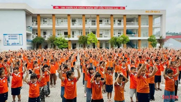 Các hoạt động tập thể được duy trì tại các trường học, tạo nền nếp ổn định ngay từ đầu năm học.
