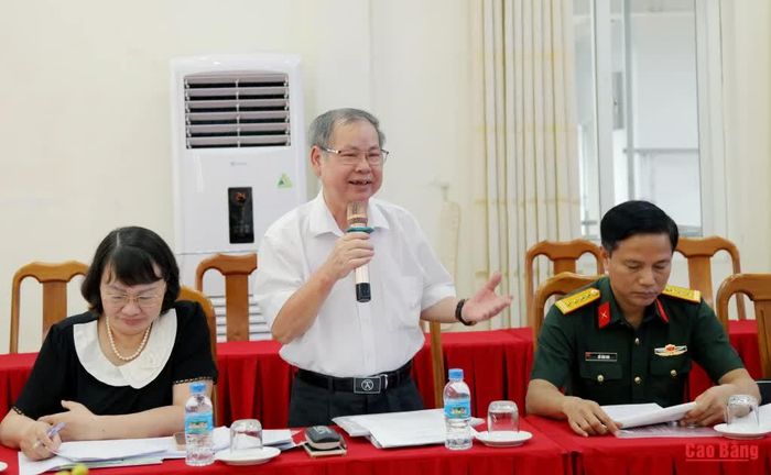 Đại biểu phát biểu ý kiến tư vấn, phản biện chỉnh sửa khung chương trình và tài liệu giáo dục địa phương.