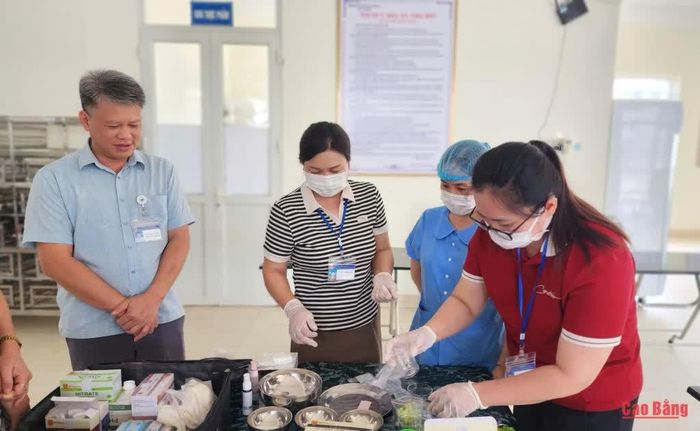 Chi cục An toàn vệ sinh thực phẩm kiểm tra an toàn thực phẩm tại Trường Phổ thông Dân tộc nội trú tỉnh.