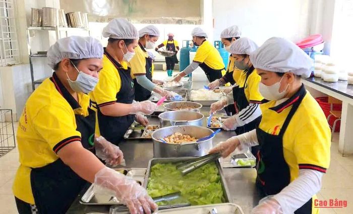 Cần kiểm soát chặt chẽ chuỗi cung ứng thực phẩm, từ lựa chọn nguyên liệu đầu vào, tiếp nhận, sơ chế, chế biến, bảo quản đến cung cấp suất ăn cho học sinh.