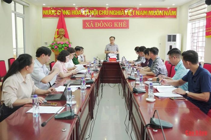 Đoàn giám sát làm việc với xã Đông Khê.
