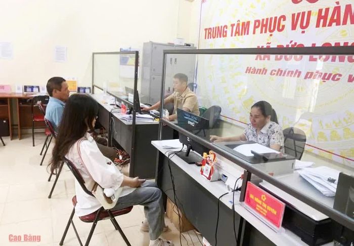 Cán bộ Trung tâm Phục vụ hành chính công xã Đức Long giải quyết thủ tục hành chính cho người dân.