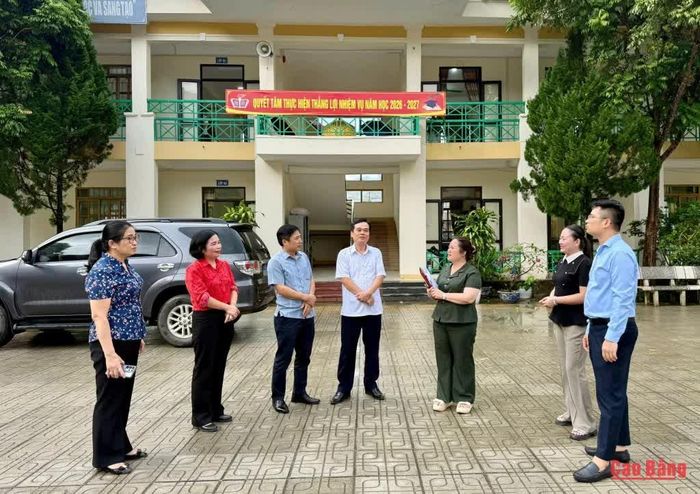 Đoàn kiểm tra thực địa dự án cải tạo phòng quản sinh, phòng nghỉ giáo viên, nhà ăn, bếp ăn, sân trường, sân khấu Trường Phổ thông Dân tộc nội trú THCS Quảng Uyên, huyện Quảng Hòa cũ.