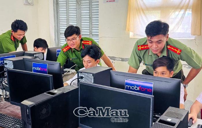 Thượng uý Lê Vũ Ca (ở giữa) thường xuyên phối hợp, tổ chức tuyên truyền pháp luật về đảm bảo an ninh, an toàn thông tin tại các điểm trường.