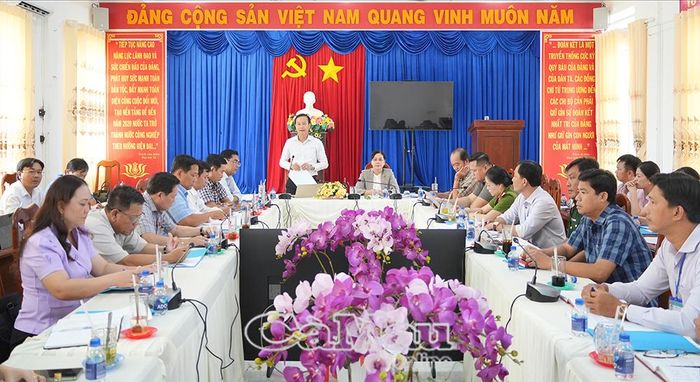 Đồng chí Lê Hồng Thịnh, Bí thư Đảng uỷ, Chủ tịch HĐND xã U Minh, phát biểu tiếp thu ý kiến của Đoàn giám sát về nhiệm vụ, giải pháp nâng cao chất lượng, hiệu quả hoạt động của chính quyền cơ sở.