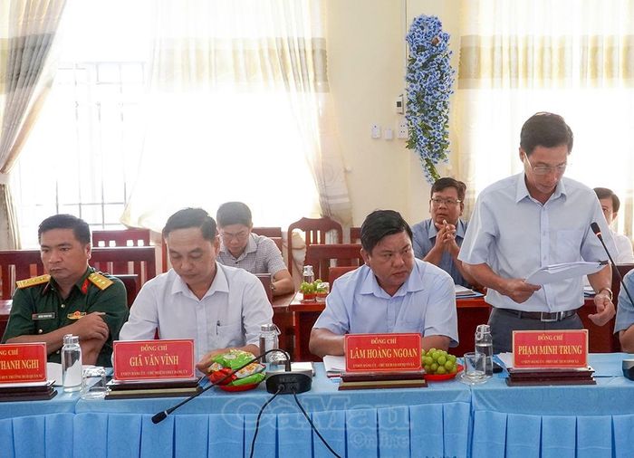 Phó Chủ tịch UBND xã Định Thành Phạm Minh Trung báo cáo kết quả hoạt động, những khó khăn và đề xuất kiến nghị với đoàn giám sát.