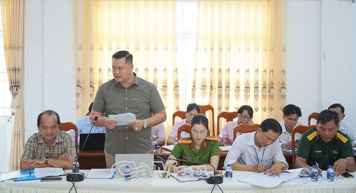 Phó Chủ tịch UBND xã U Minh Huỳnh Khánh Duy báo cáo tình hình hoạt động của chính quyền cơ sở.