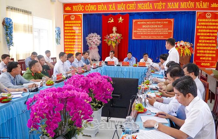 Đồng chí Bùi Tấn Bảy, Phó Chủ tịch HĐND tỉnh, cùng các thành viên Đoàn giám sát làm việc với lãnh đạo xã Định Thành.
